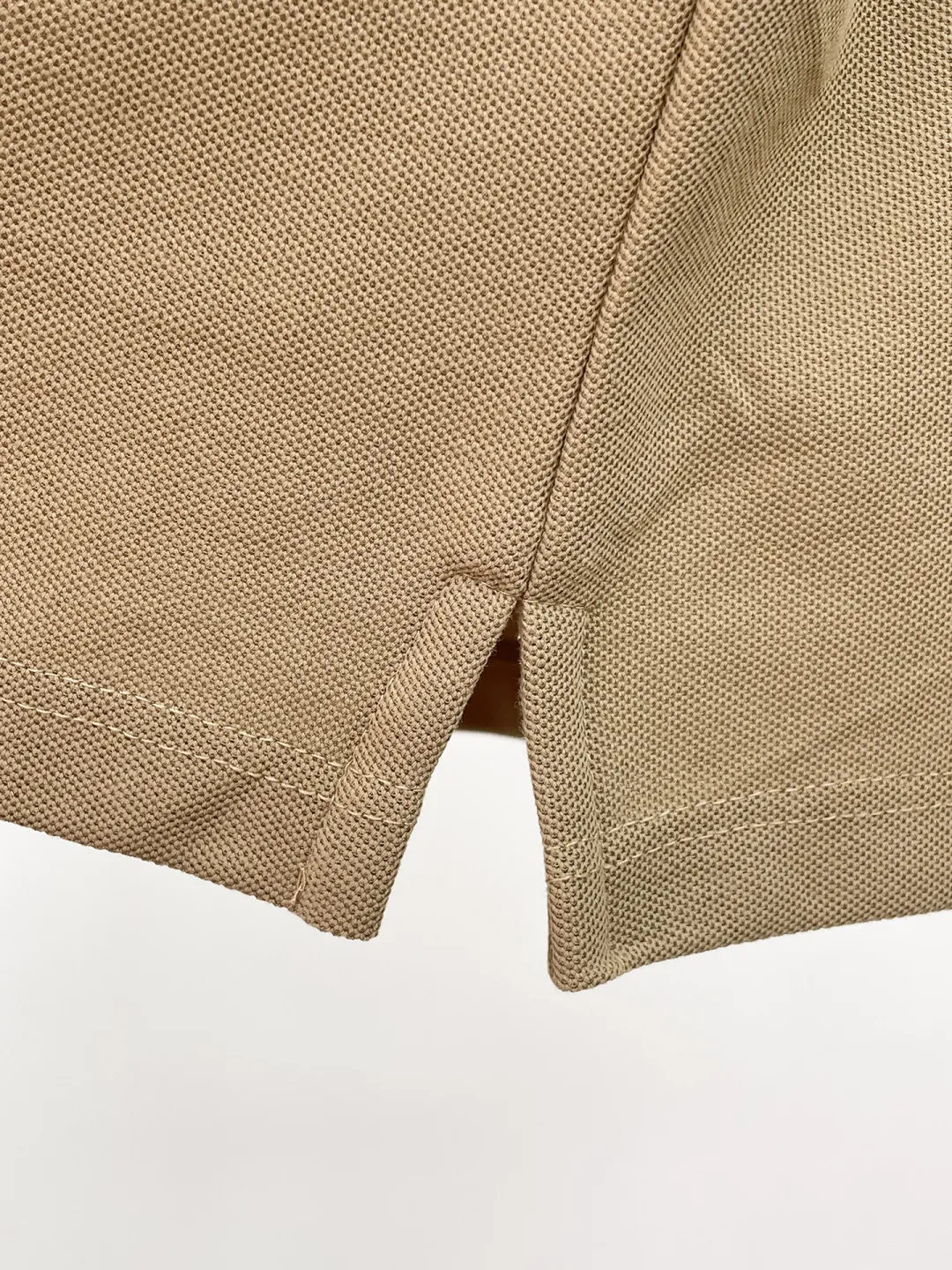 BURBERRY New Arrival Polo shirt, complete with three labels, original fabric, original customized accessories, official Same Style, using 210 grams of pure cotton pique fabric, customized same-tank dyed fabric, very comfortable and smooth to the touch, very wide and stylish, produced by a first-line brand on behalf of Factory, imported Behringer embroidery machine, embroidery is full and textured, imported Kangli direct-injection machine, printing is clear and textured, the collar rib is woven with imported yarn It will not lose shape after being worn for a long time. It is the most New Arrival style in spring and summer. It is fashionable and individual. It is super Versatile and looks good. It is very suitable for both men and women. It is a must-have for everyone. Size: S-XXL